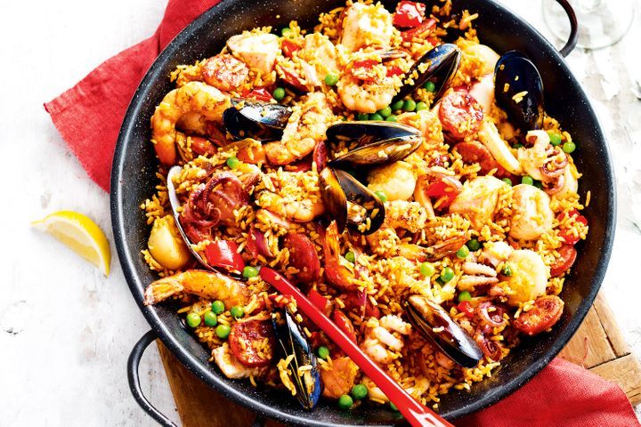 Quick Paella in black pan.