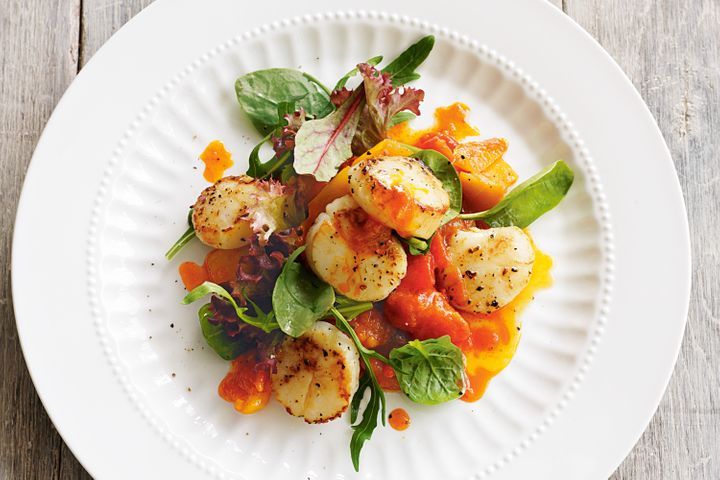 Scallops With Peperonata And Aioli served on plate.
