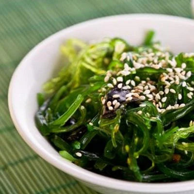 简单的亚洲裙带菜海藻沙拉
